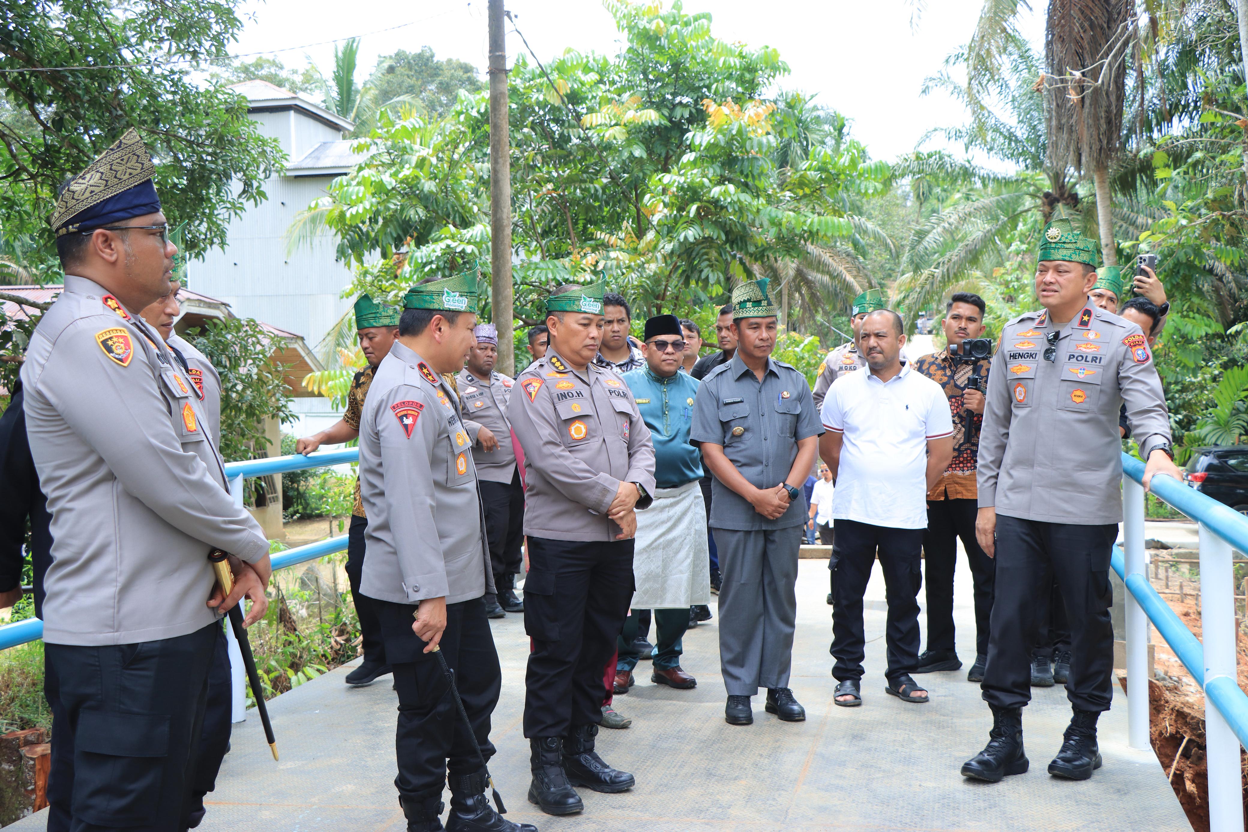 Kapolda Riau Kunjungi Pembangunan Jembatan Di Desa Lubuk Agung Kabupaten Kampar