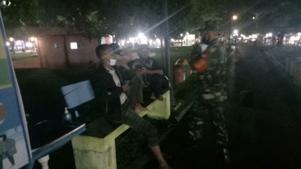 Babinsa Kodim 0301/PBR Laksanakan Pengawasan Prokes Di RTH Tunjuk Anjar Integritas