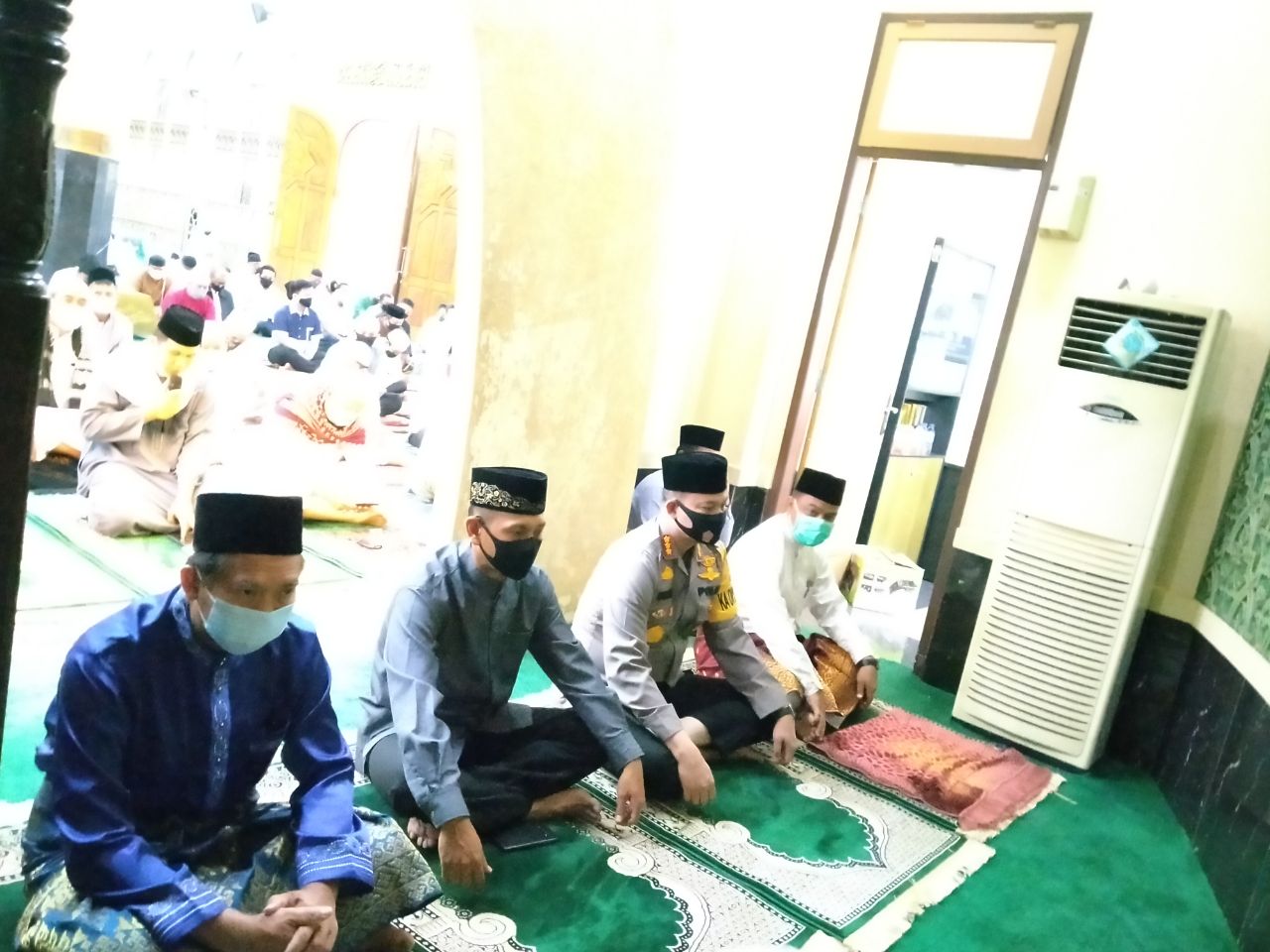 Dandim 0301/PBR Bersama Walikota Pekanbaru Laksanakan Sholat Idul Adha 1441 H 2020 M di Masjid Agung AR-Rahman, Menerapkan Protokol Kesehatan