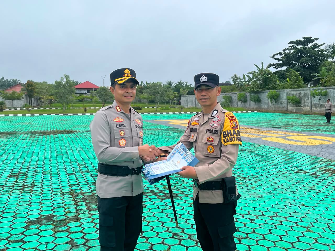 Kapolres Rohul Beri Penghargaan kepada Personel Berprestasi, Apresiasi Aksi Heroik Selamatkan Ibu Hamil Korban Kecelakaan Tunggal