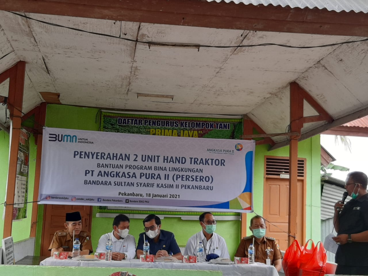 PT Angkasa Pura II (Persero) Bandara SSK II Pekanbaru Bersama Wakil Ketua DPRD dan Camat Marpoyan Damai Serahkan Bantuan Dua Unit Hand Tracktor