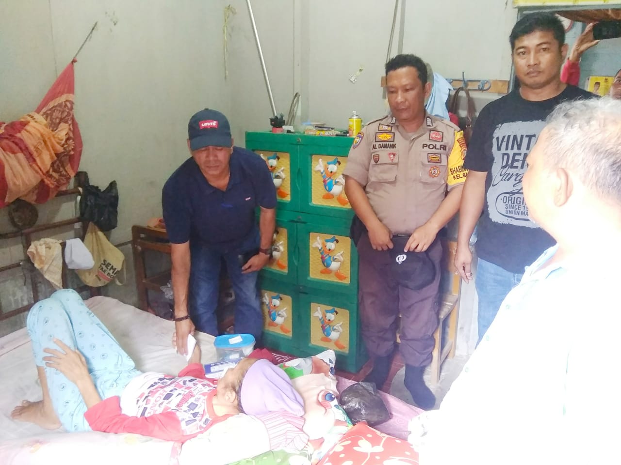 Peduli Rukiyah, Lurah, Bhabinkamtibmas dan RT Cempedak Rahuk Rohil Ulurkan Bantuan