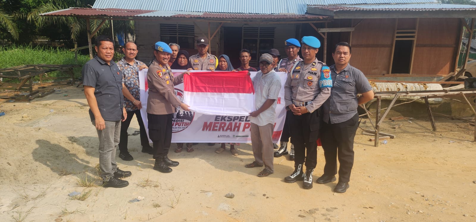 Ekspedisi Merah Putih Sipropam Polres Pelalawan Kibarkan 30 Bendera di Desa Rantau Baru