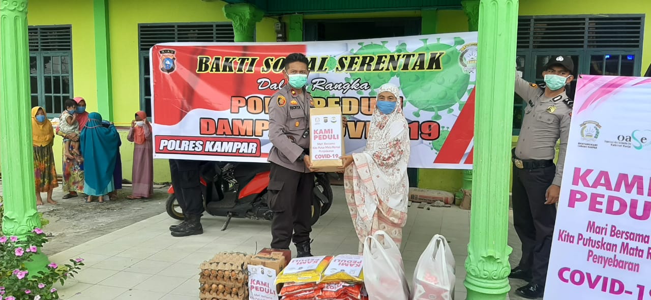 Polres Kampar Bagikan Ratusan Paket Makanan dan Sembako Untuk Masyarakat Terdampak Covid-19