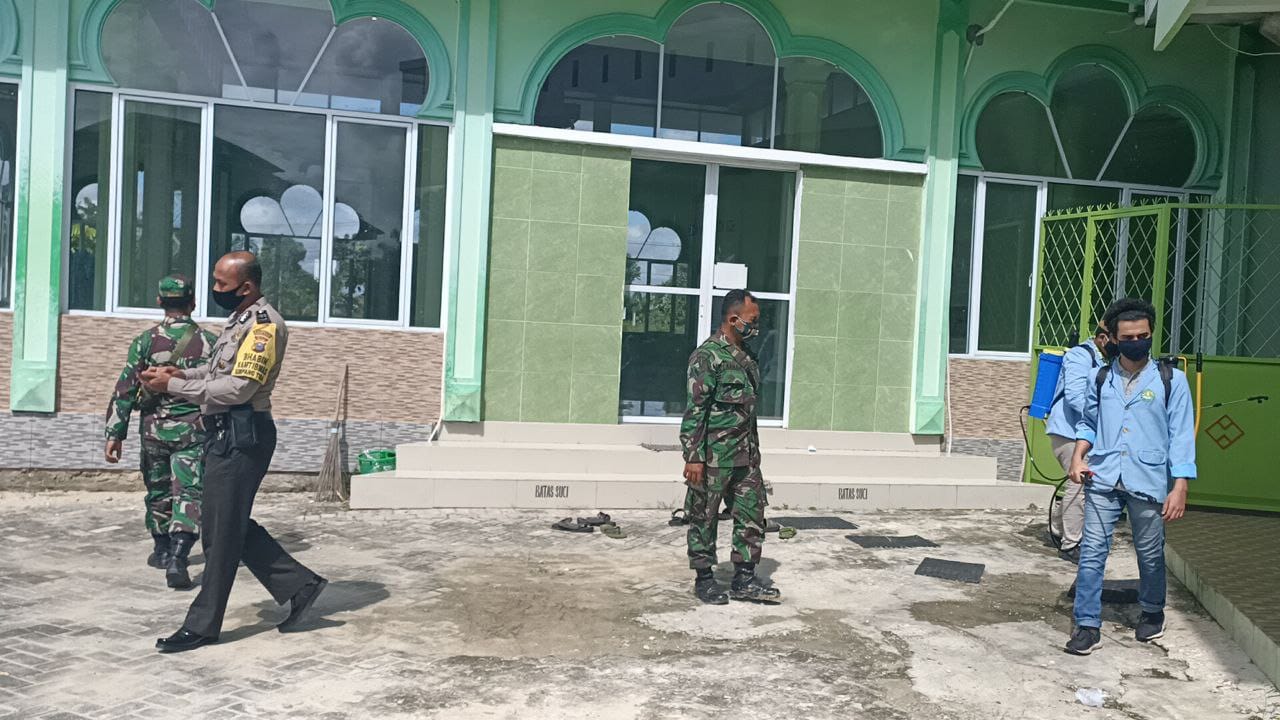 Babinsa Kodim 0301/Pekanbaru Bersama Babinkamtibmas Dan Mahasiswa/i KKN Lakukan Penyemprotan Desinfektan di Masjid