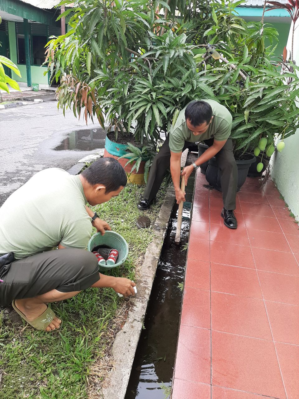 Personil Satker Poktuud Laksanakan Slaber Keliling Makodim 0301/Pekanbaru Untuk Hindari Penyakit DBD