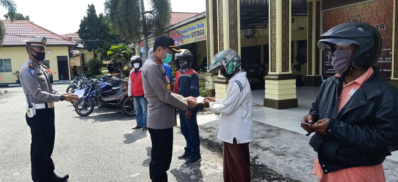 Kapolres Kampar Serahkan Buku Tabungan dan Kartu ATM Penerima Bantuan Program Keselamatan Polri Terhadap Penanggulangan Covid-19