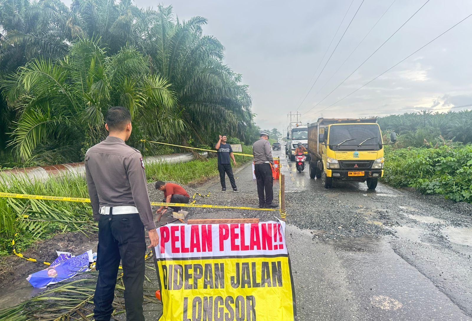 Diguyur Hujan, Satlantas Polres Siak Tetap Timbun Jalan Berlubang di KM 63 Perawang–Dayun