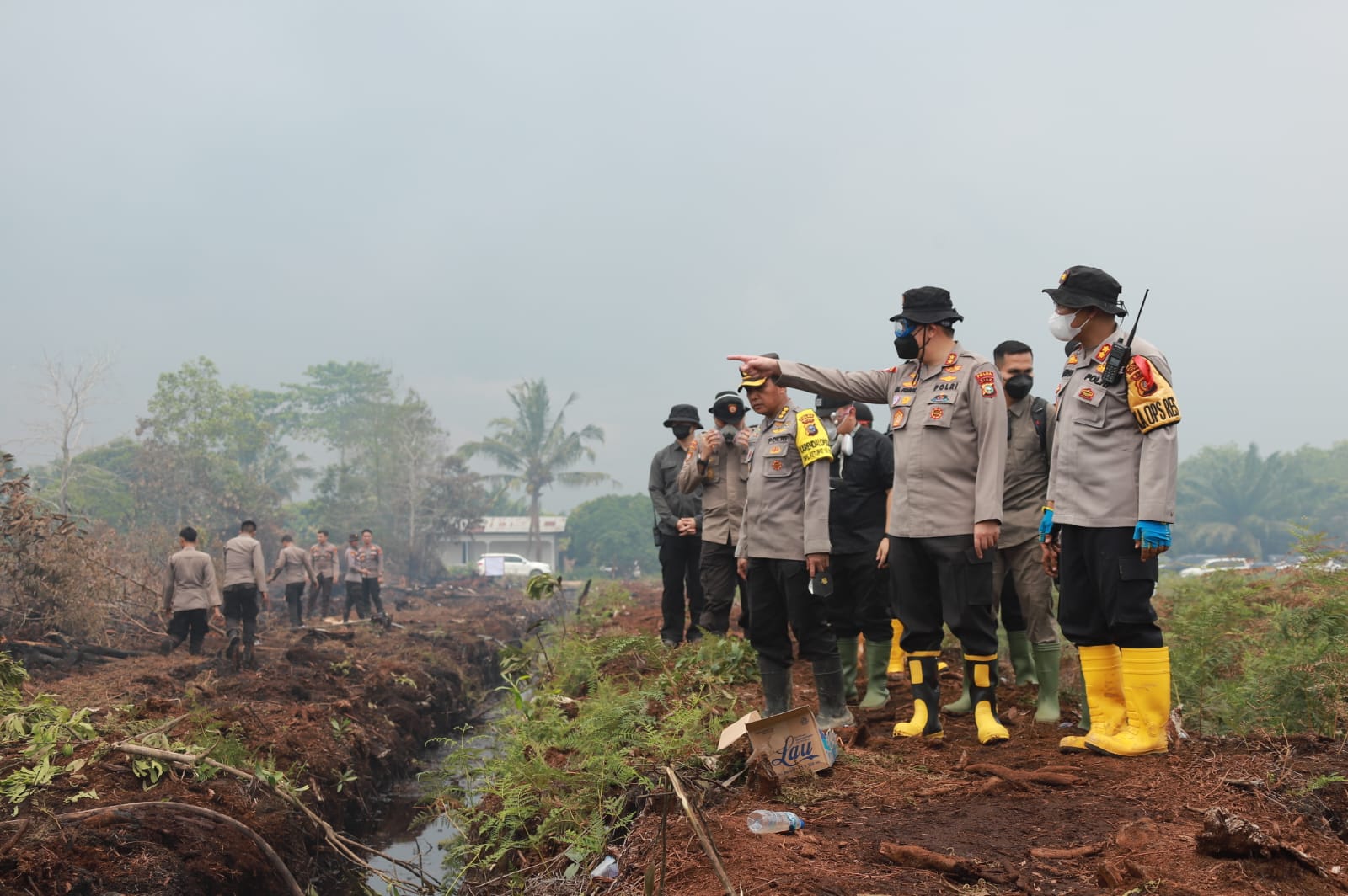 Kapolda Riau Irjen Pol M. Iqbal Turun Langsung Padamkan Api, Pastikan Karhutla di Perbatasan Kota Dumai dan Kabupaten Bengkalis Dapat Teratasi