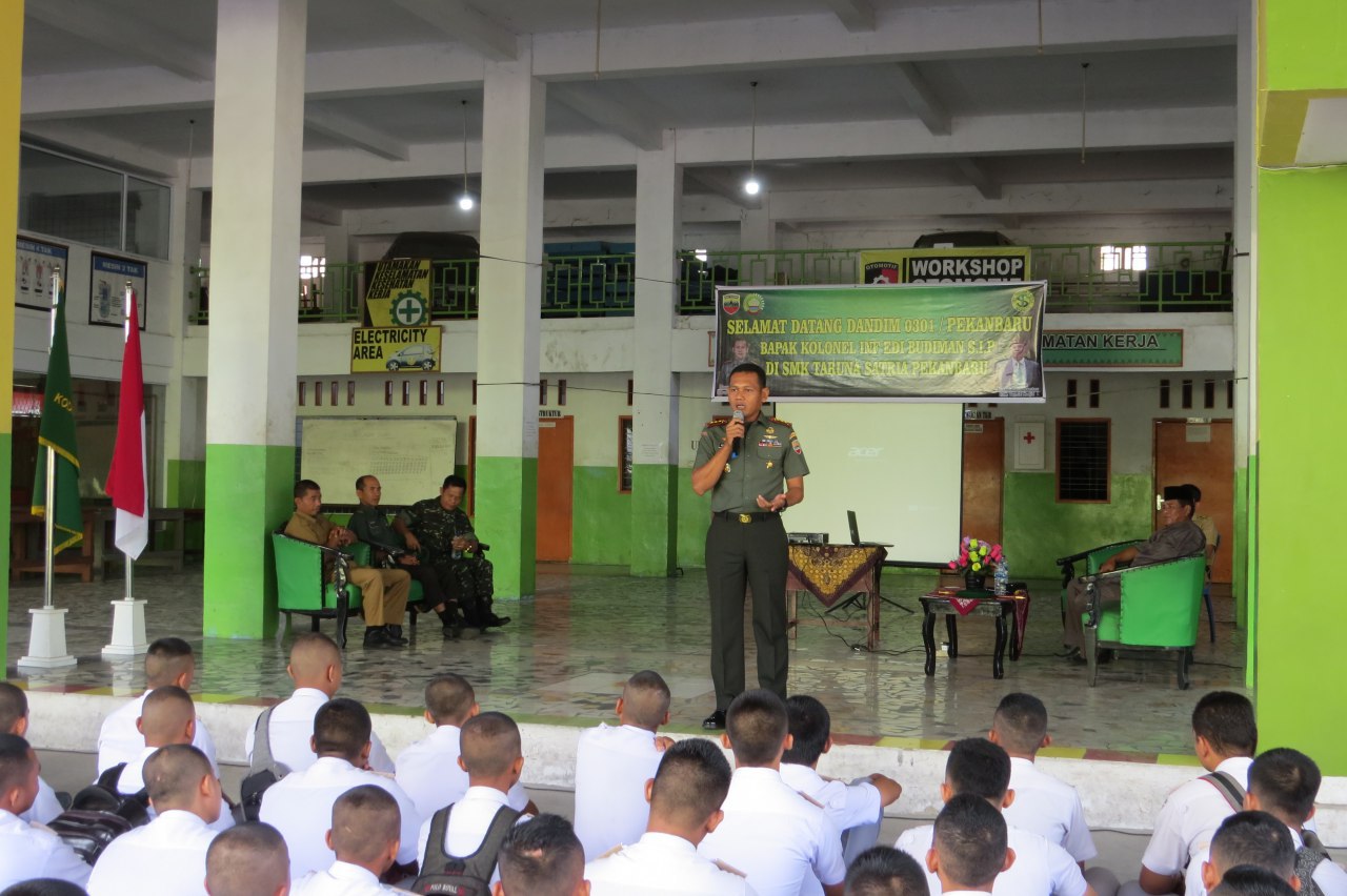 Dandim 0301/Pekanbaru Memberikan Pengarahan Tentang Bahaya Narkoba Kepada Siswa SMK Taruna Satria Pekanbaru