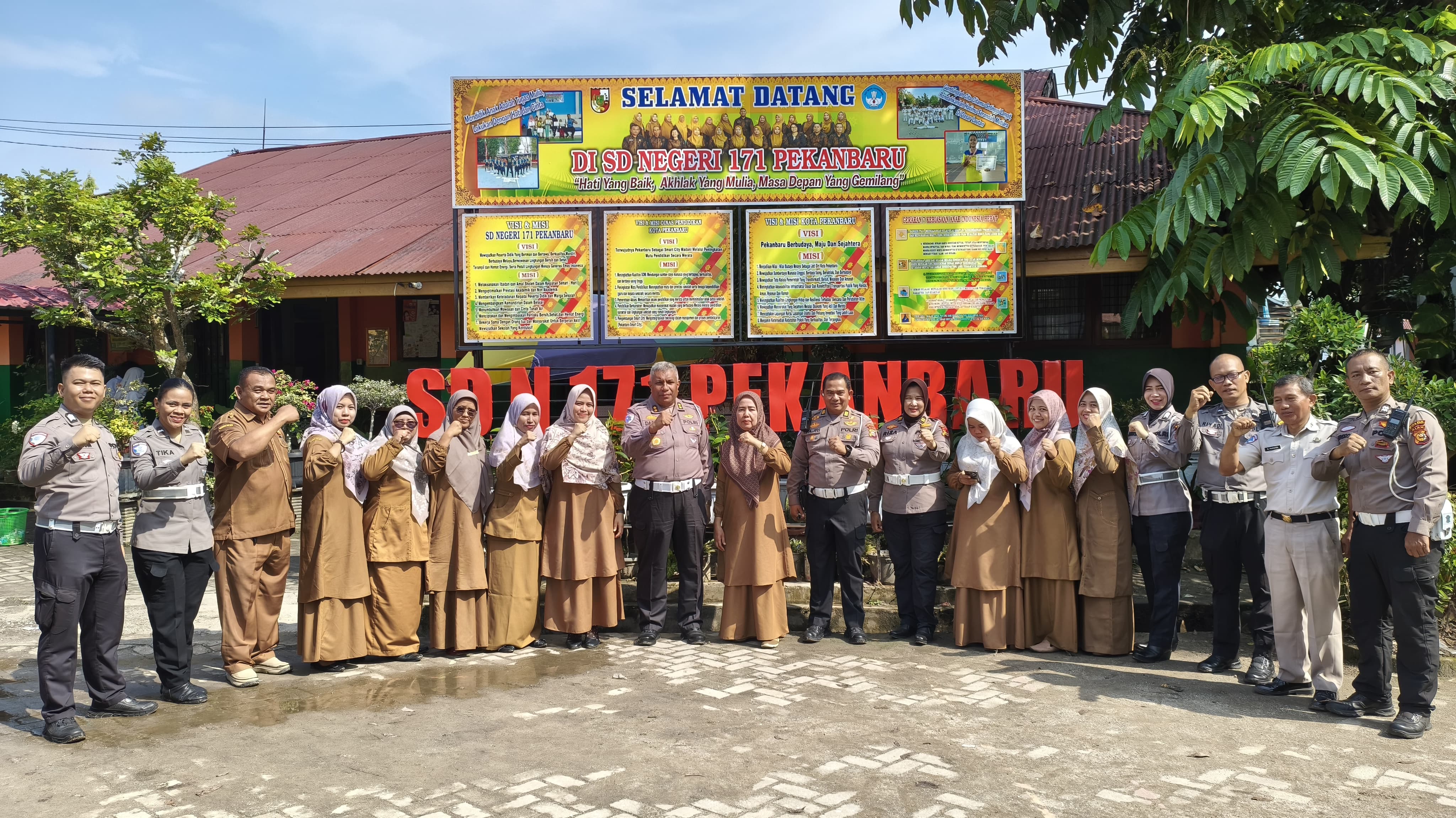 Tanamkan Disiplin Dan Cinta Lingkungan Sejak Dini, Ditlantas Polda Riau Gencarkan Police Goes To School Di SDN 171 Pekanbaru