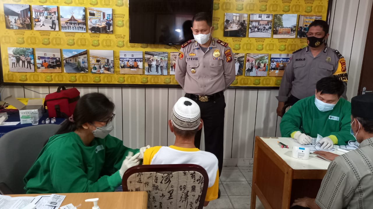 Dukung Percepatan Vaksinasi, Polsek Limapuluh Prioritas dan Peduli Terhadap Masyarakat Yang Lansia