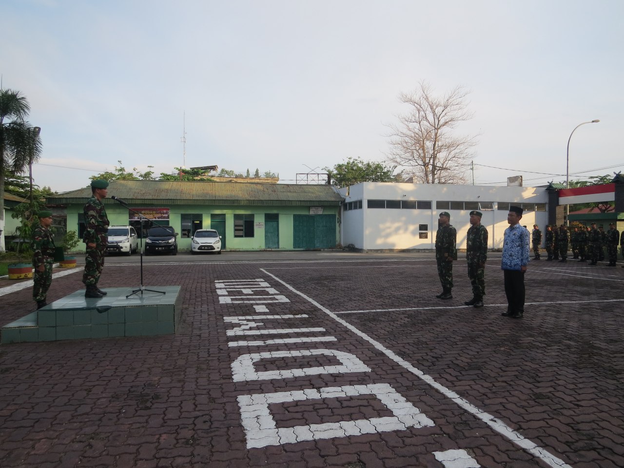 Personil Kodim 0301/Pekanbaru Laksanakan Kegiatan Upacara Bendera Bulanan di Makodim