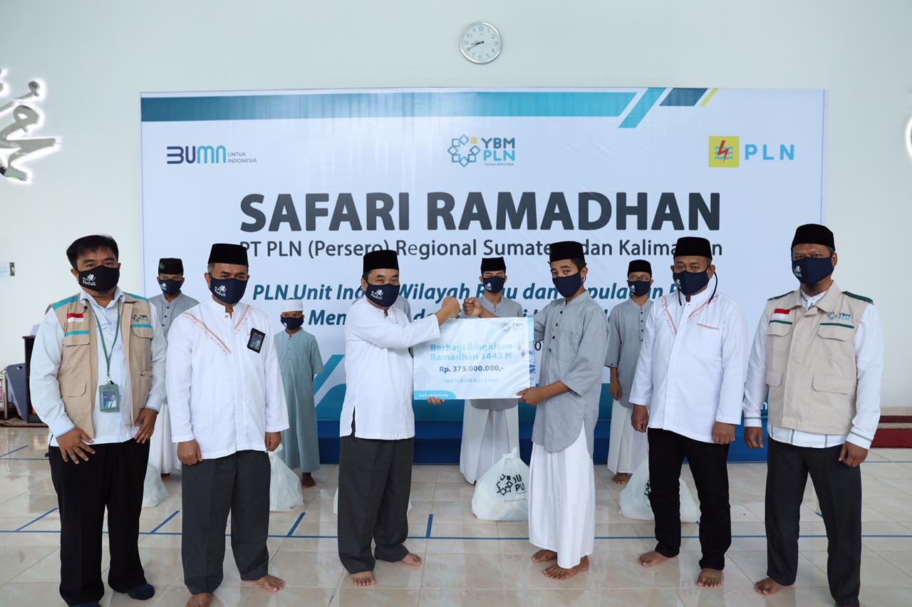 YBM PLN UIWRKR Salurkan 1675 Paket Sembako di Riau dan Kepri