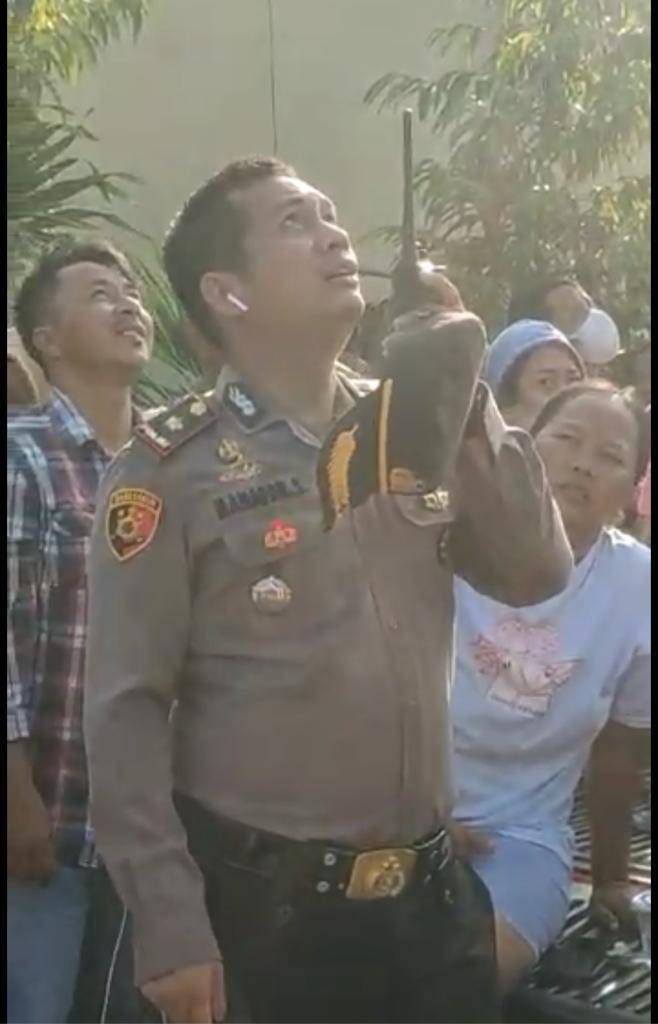 Teriakan “Sayang Ayo Turun” Kapolsek Tenayan Raya, Selamatkan Warga Yang Nekat Memanjat Tower SUTET