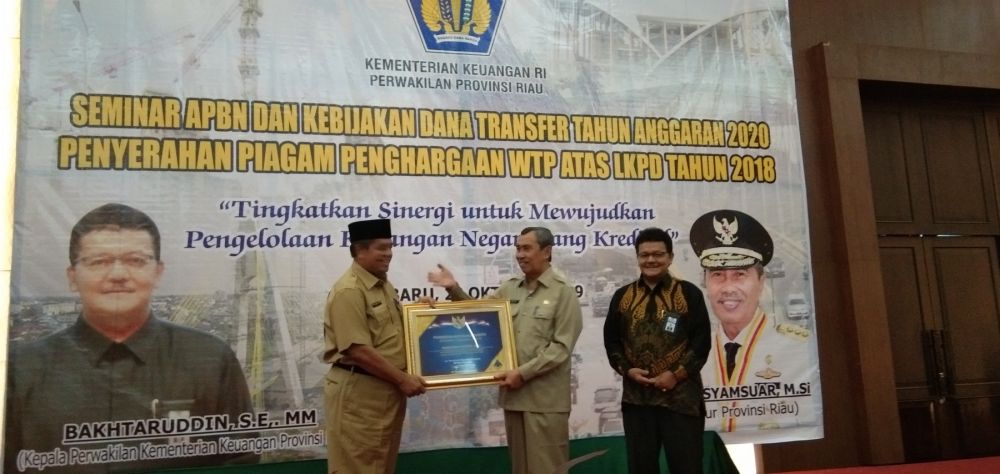 DJPb Kemenkeu RI Wilayah Riau Menyerahkan Piagam Penghargaan WTP 2018 Kepada Pemprov