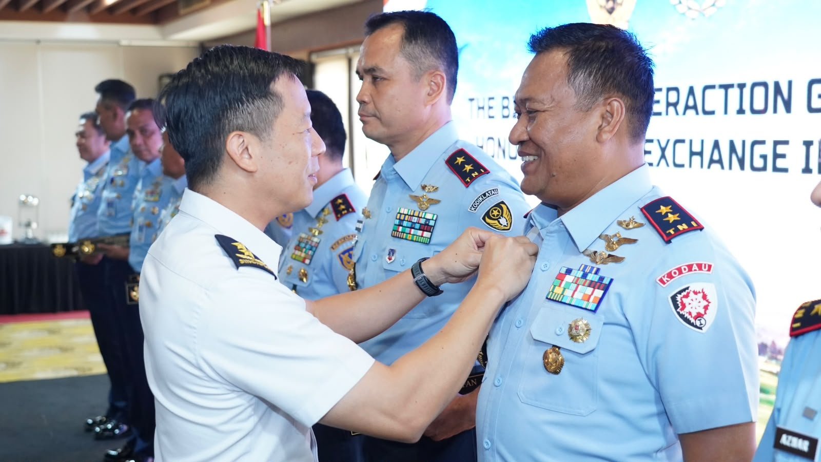 Pangkodau I Terima Honorary Wing Dari Chief Of Staff RSAF