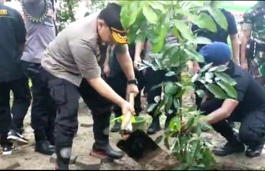 Polisi Peduli Penghijauan, Kapolda Banten Tanam 2020 Batang Pohon