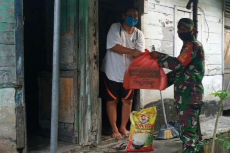 Personil Babinsa Kodim 0301/PBR Salurkan Paket Sembako Kepada Warga Yang Kurang Mampu di Kelurahan Padang Terubuk