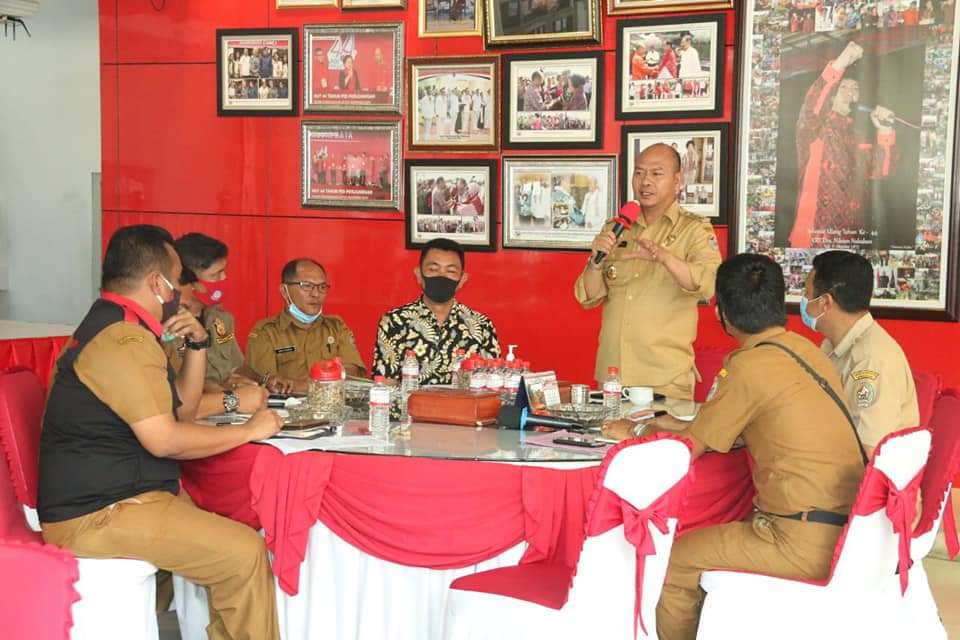 Bupati Taput Pimpin Rapat Penataan dan Ketertiban Pedagang Di Sepanjang Tanggul Aek Sigeaon