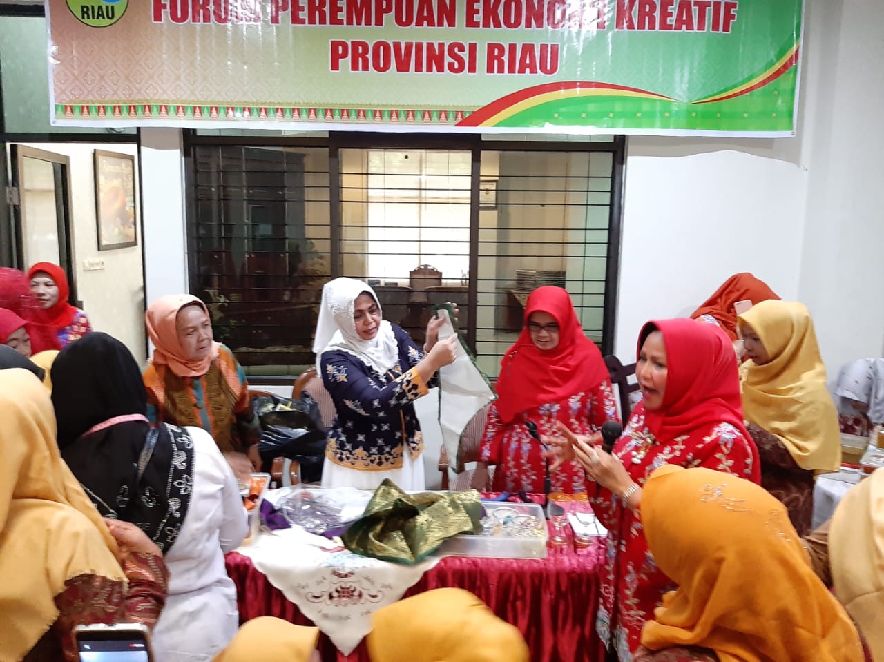 Tingkatkan Kreatifitas Perempuan, Ketua TP PKK Provinsi Riau Berikan Keterampilan Cara Membuat Tanjak dan Tutup Gelas