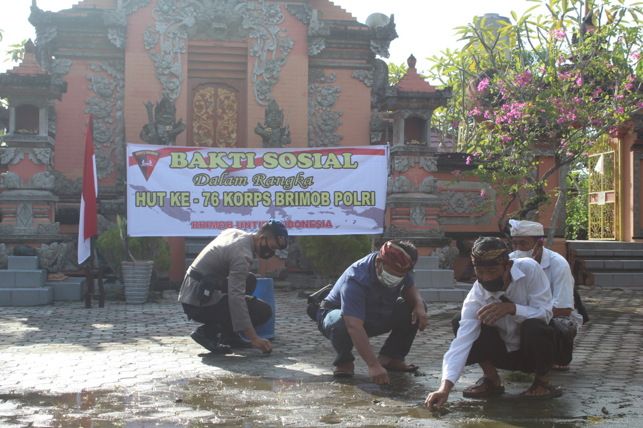 Sambut HUT Korps Brimob Polri Ke-76, Satuan Brimob Polda Riau Lakukan Membersihkan Rumah Ibadah