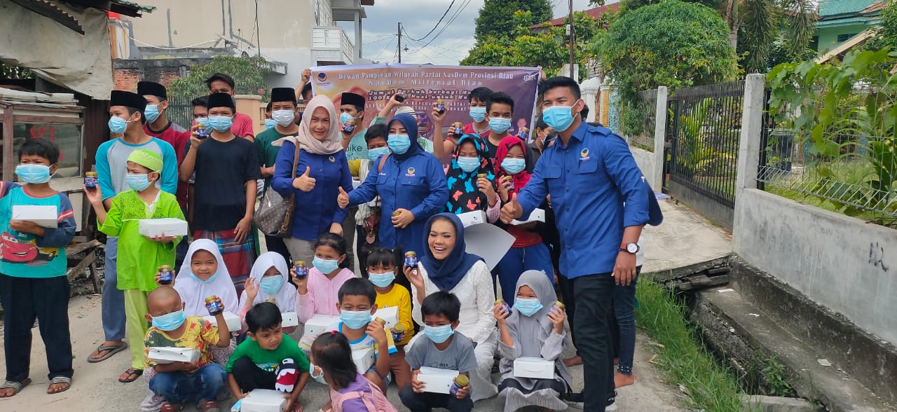 Sempena Israj Mi'raj, NasDem Milenial Riau Bagikan Madu Gratis Kepada Anak