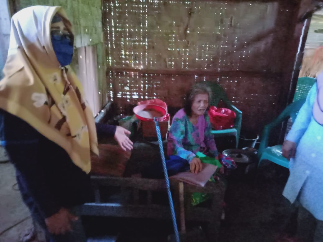 Peduli Penyandang Disabilitas, LKS Alamanda Tanggamus Salurkan Kursi Roda dan Sembako