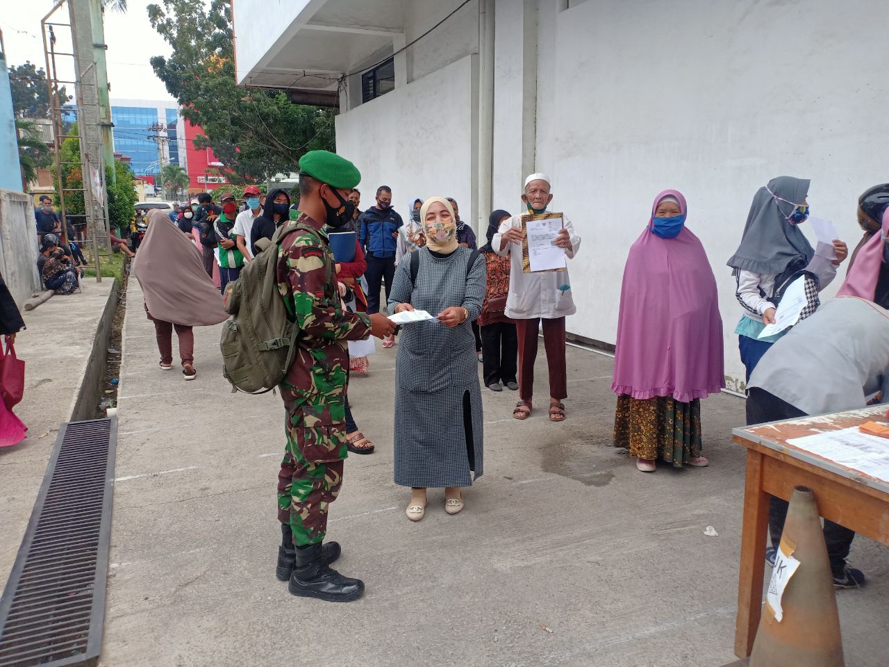 Babinsa Kodim 0301/PBR Dampingi Warga Binaan Pembagian BST Tahap VII di Kantor Pos