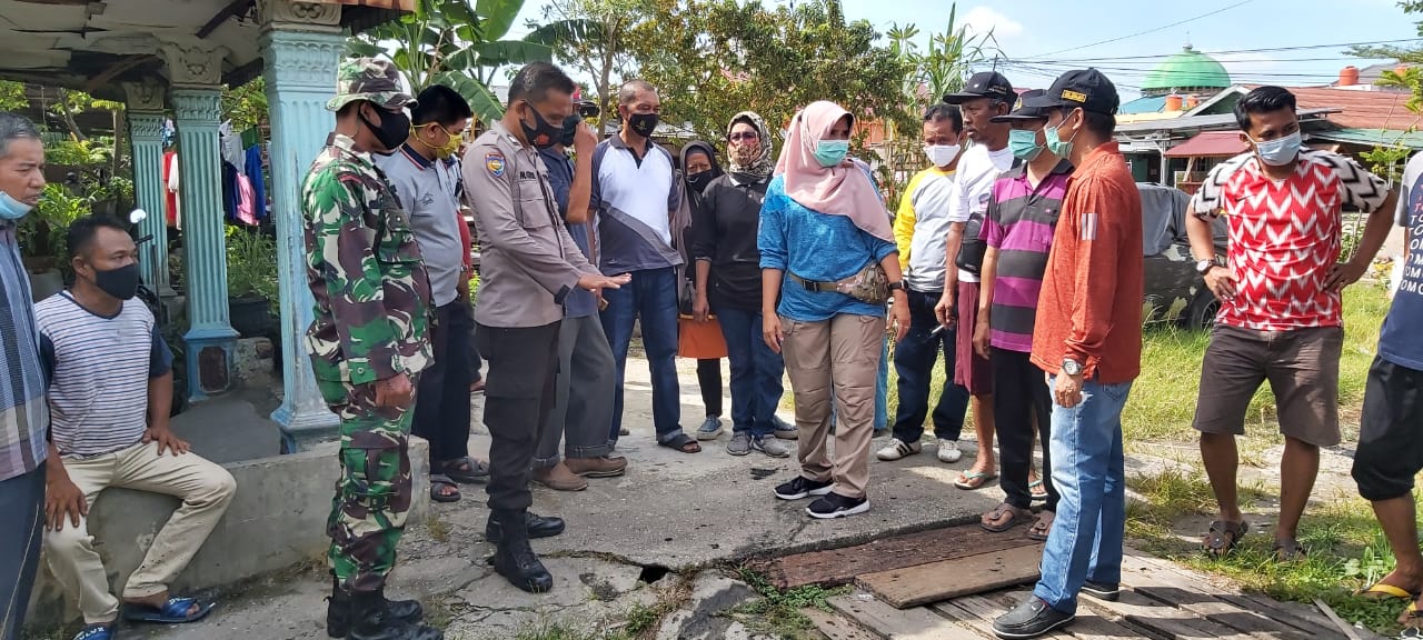 Personil Polsek Sukajadi Bersama Unsur Upika Lakukan Pembersihan Sampah Yang Sudah Menumpuk