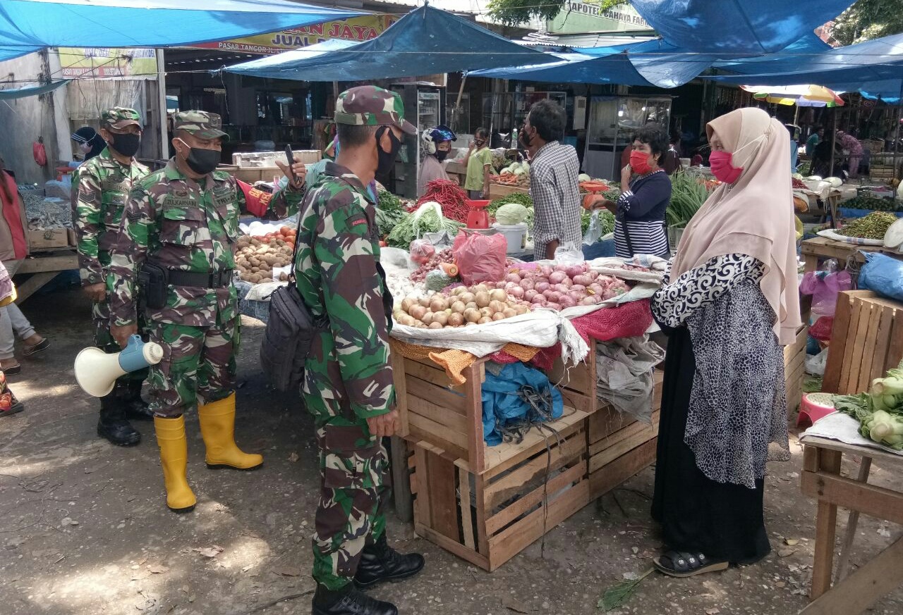 Tingkatkan Disiplin Kesehatan Masyarakat, Babinsa Kodim 0301/Pekanbaru Se-Kecamatan Tenayan Raya Laksanakan Sosialisasi di Pasar Rakyat Tangor