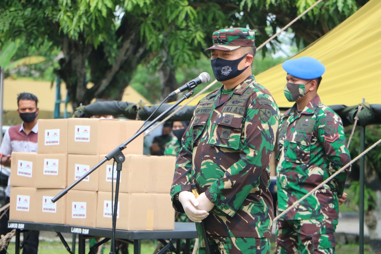 Danlanud RSN Serahkan Paket Sembako Sebagai Tali Asih Untuk Wartawan