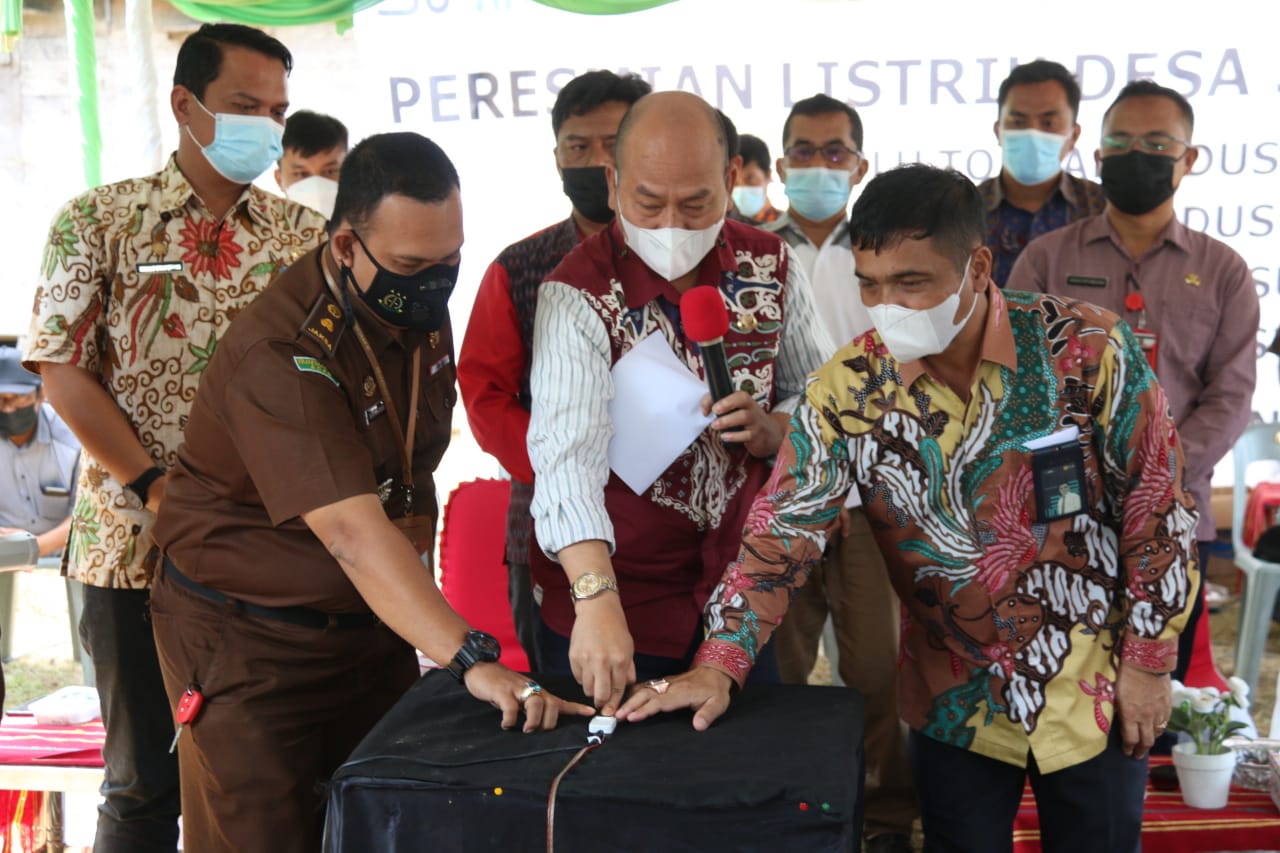 Bupati Taput Resmikan Delapan Titik Pembangunan Jaringan Listrik di Desa Secara Serentak