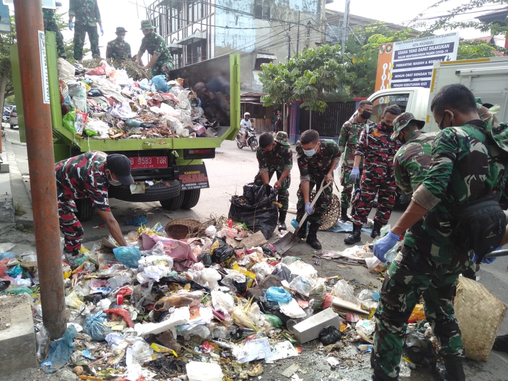 Personil Kodim 0301/PBR Bersih - Bersih Sampah di Lima Lokasi