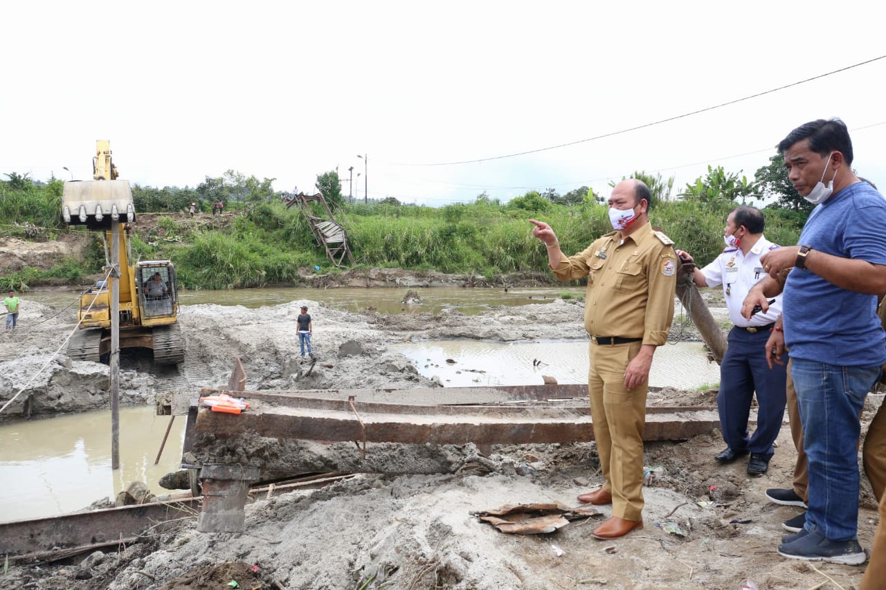 Bupati Taput Tinjau Jembatan Putus di Lumbasoit Desa Hutauruk