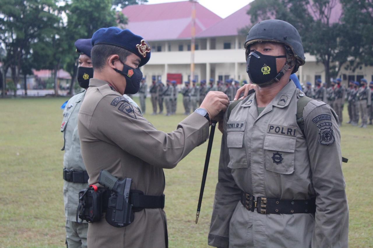 Dansat Brimob Polda Riau Buka Bintradisi Bintara dan Tamtama Remaja Lulusan Watukosek Tahun 2022
