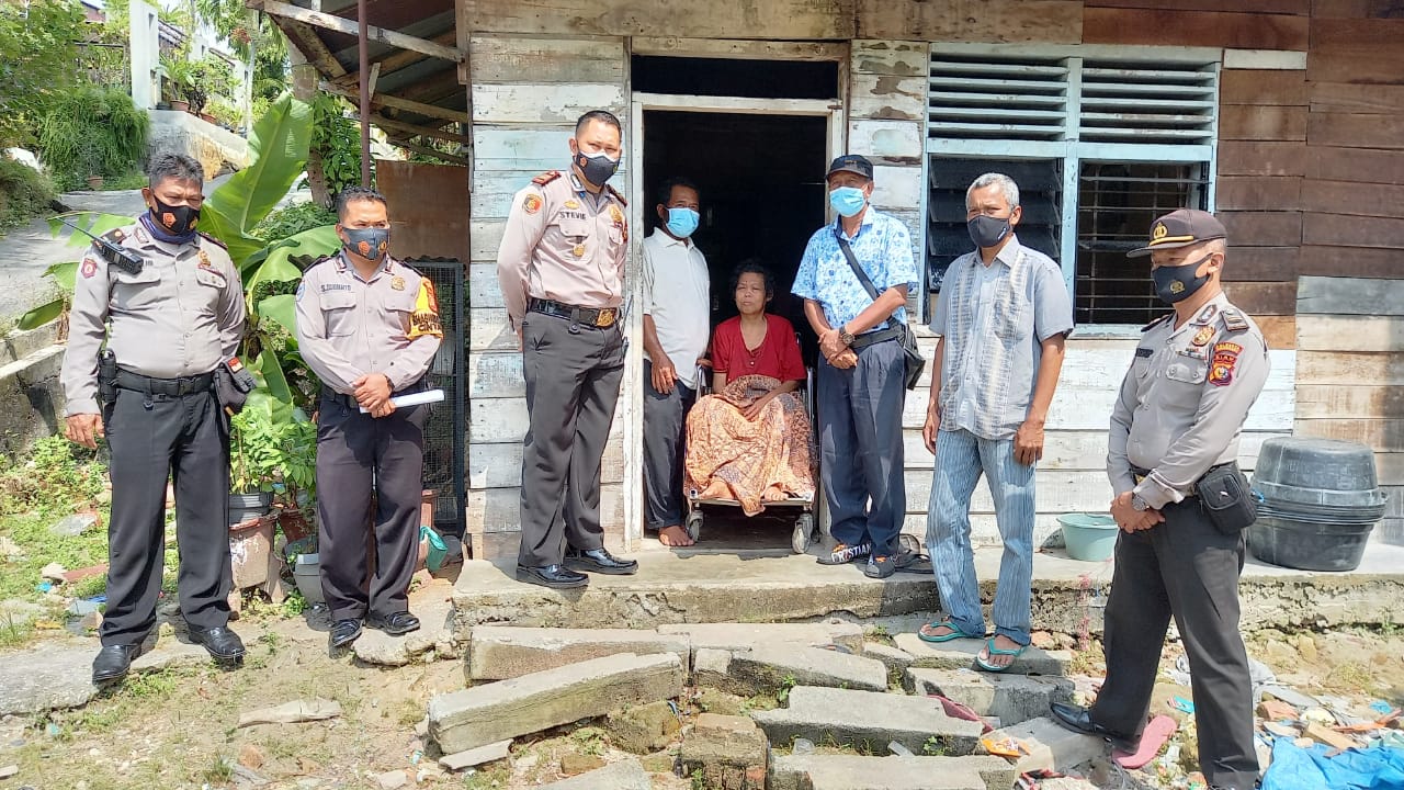 Sambut HUT Bhayangkara Ke-75, Kapolsek Limapuluh Bersama Pak RW Langsung Turun Datangi Rumah Warga Yang Mengalami Sakit Stroke Serta Bagikan Sembako