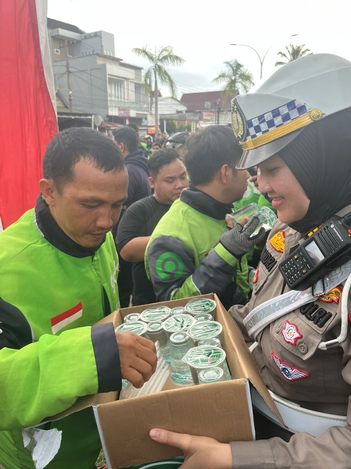 Polwan Sapa Massa Aksi, Ditlantas Polda Riau Atur Lalu Lintas Di Jalan Pattimura
