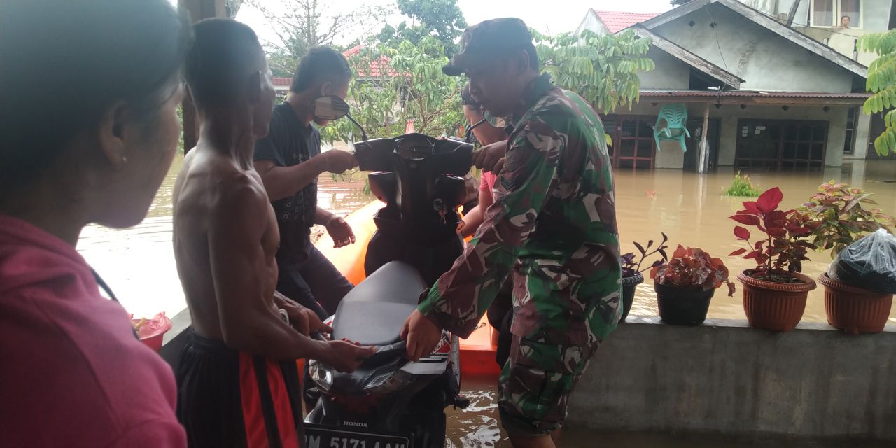 Babinsa Kodim 0301/PBR Lakukan Evakuasi Warga Yang Terkena Banjir di Kelurahan Tangkerang Utara