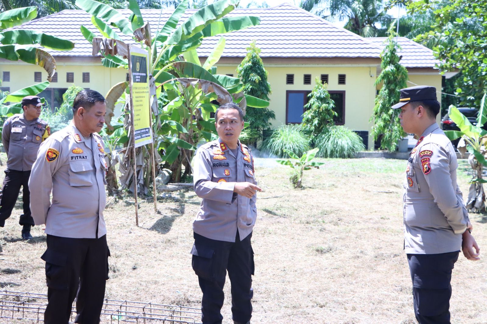 Kapolres Siak AKBP Ronald Sumaja Lakukan Monitoring Pembangunan Rumah Dinas Untuk Dua Polsek