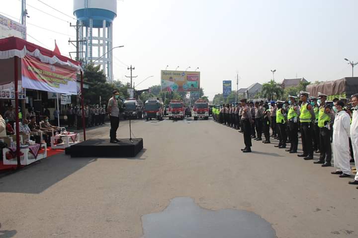 Polres Kendal Bersama Pemerintah Kabupaten Melakukan Penyemprotan Disinfektan Serentak