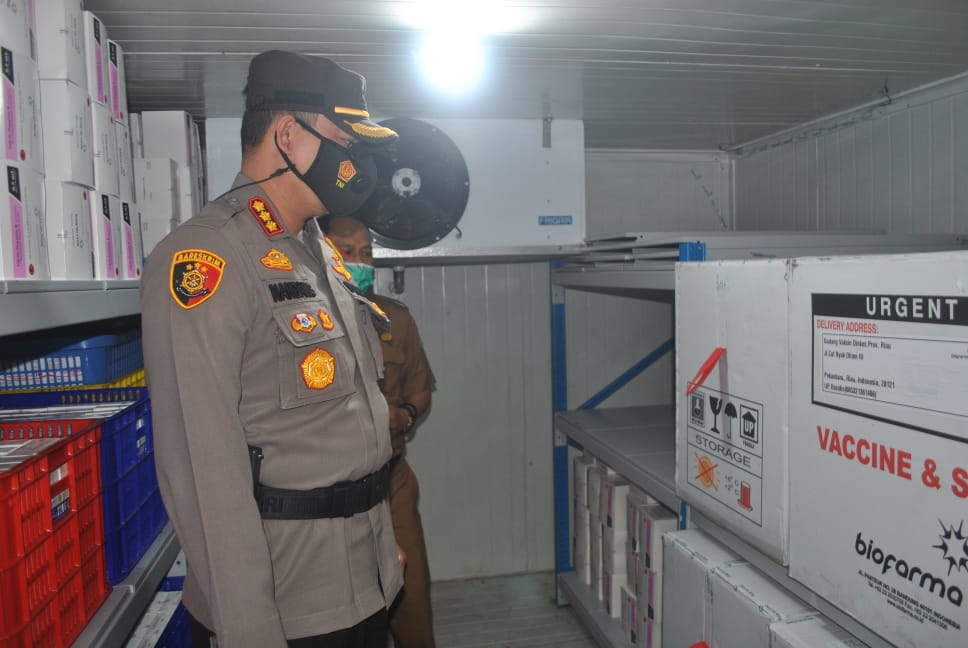 Kapolresta Pekanbaru Cek Pendistribusian Vaksin Covid-19 di Gudang Instalasi Farmasi Logistik Kesehatan