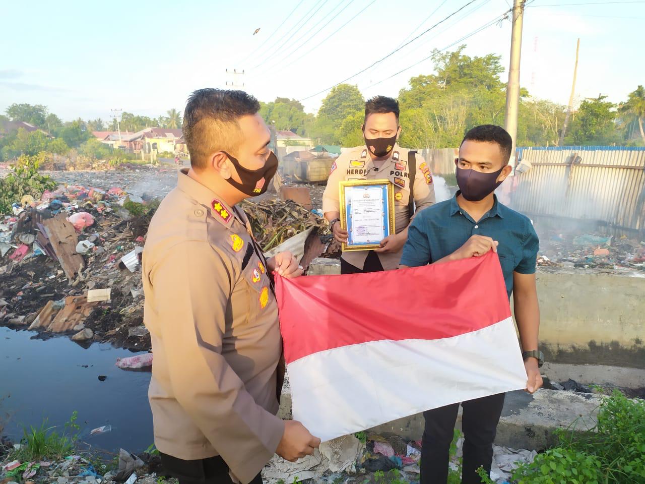 Anak Penyelamat Bendera Merah Putih Dapat Penghargaan Dari Kapolres Meranti