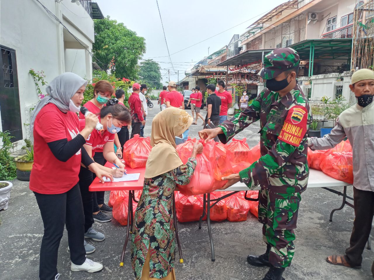 Babinsa Kodim 0301/Pekanbaru Bersama Warga Komplek Perumahan Pelangi Bagikan Sembako