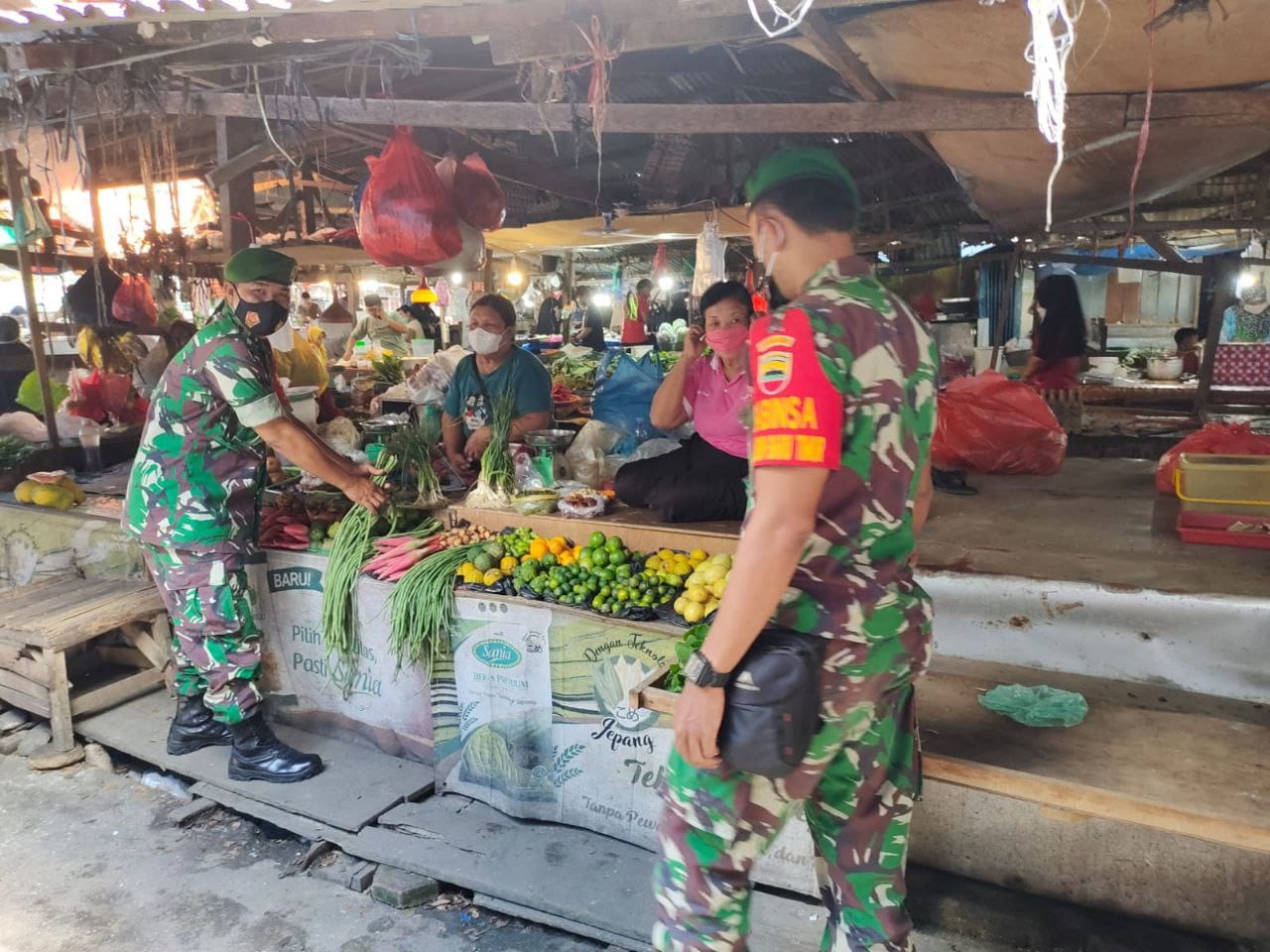 Personil Kodim 0301/PBR Laksanakan Penegakan Prokes di Pasar Pagi Palapa