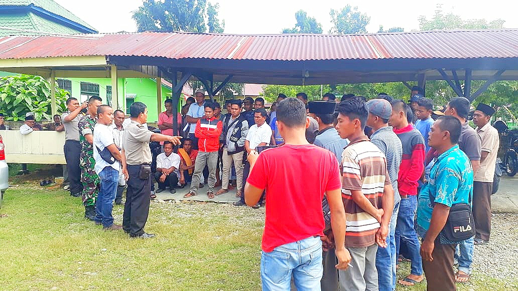 Ada Apa, Puluhan Warga Desa Dah Datangi Kantor Polsek dan Camat Rundeng