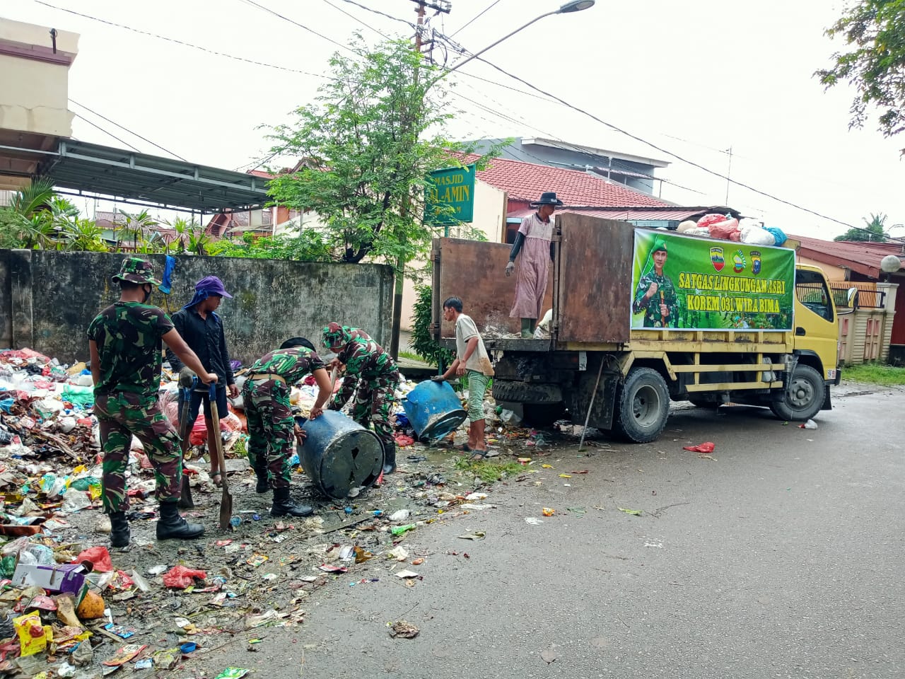 Babinsa Kodim 0301/PBR Laksanakan Giat Satgas Lingkungan Asri Pembersihan Sampah Untuk Ciptakan Kota Pekanbaru Bebas Sampah