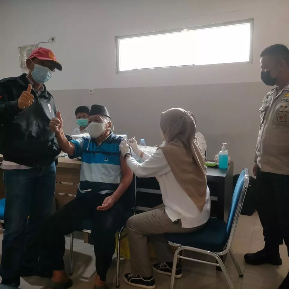 Lansia Umur 102 Tahun Antusias Ikuti Vaksinasi Booster Di RS Bhayangkara Polda Riau