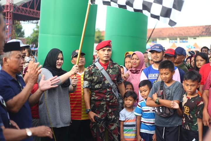 Bupati Kendal Hadir Dalam Memeriahkan Kegiatan Jalan Sehat Oleh Pemuda Karang Taruna 