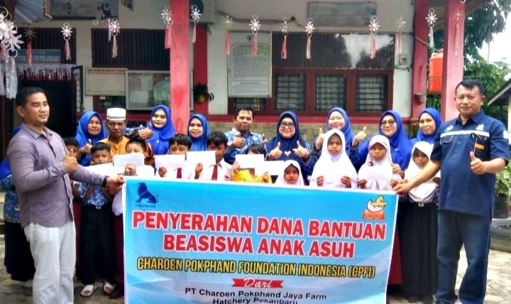10 Siswa SDN 128 Pekanbaru Terima Bantuan Uang Dari CSR PT Charoen Pokphand Indonesia